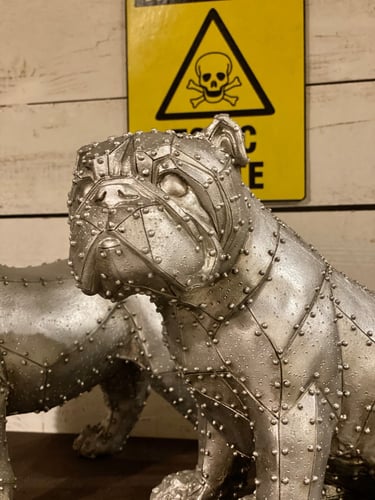 مجسمات مودرن فضية بشكل كلب بولدوغ