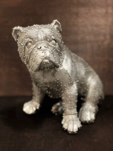 مجسمات مودرن فضية بشكل كلب بولدوغ