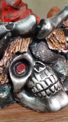 طفاية سجائر كبيرة بشكل جماجم