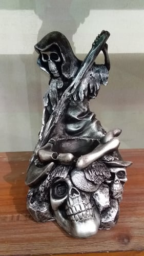 طفاية سجائر كبيرة بشكل جماجم