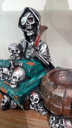 طفاية سجائر كبيرة بشكل جماجم