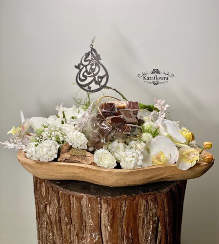 بوكيه صناعي فاخر مع قاعدة خشبية ونصف كيلو شوكلاته...