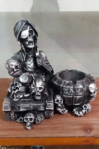 طفاية سجائر كبيرة بشكل جماجم