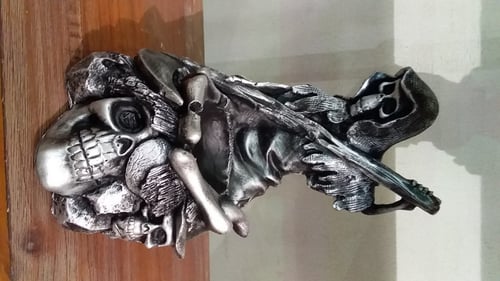 طفاية سجائر كبيرة بشكل جماجم