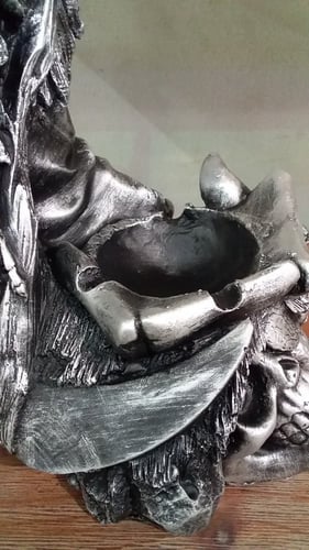 طفاية سجائر كبيرة بشكل جماجم