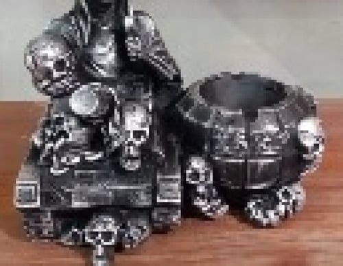 طفاية سجائر كبيرة بشكل جماجم