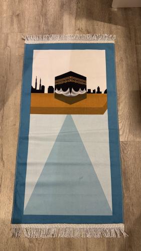 سجادة زرقاء مع كعبة