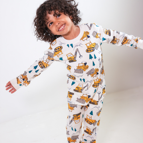 بجامة قطنية باللون الابيض مزينة في رسم شاحنات