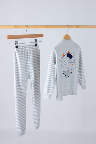 بجامة قطن ولادي برسمة بقرة ظريفة.