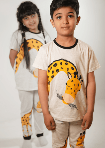 بيجامة قطنية رمادية برسمة زرافة ظريفة