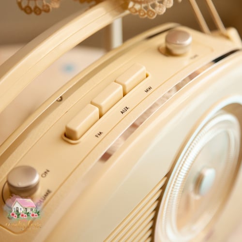 5116 راديو ريترو حجم كبير (كريمي)