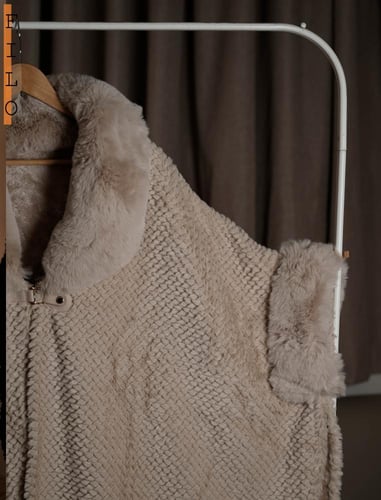 كاب فرو فاخر (Faux Fur Cape)-كاكي