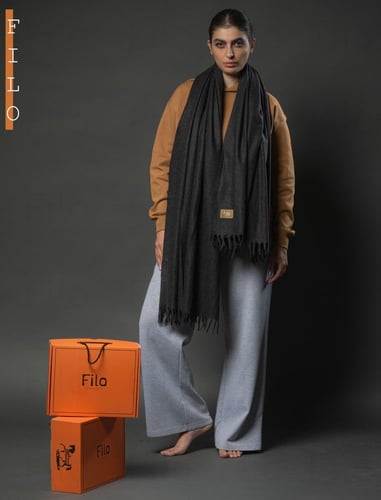 شال صوف رمادي غامق