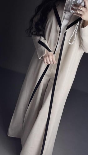 عبايه قماش لنن بيج مقلم اسود