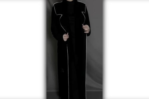 عبايه قماش نواعم كوري بقيطان ابيض