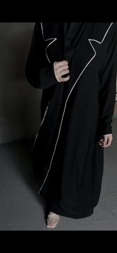 عبايه قماش نواعم كوري بقيطان ابيض