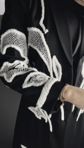 عبايه قماش نواعم _ تطريز ورد _ لؤلؤ ابيض