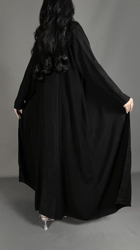 عباية قماش كريب كوري - ياقه واكمام قماش مقلم