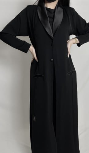 عبايه بليزر قماش نواعم كوري - ياقه ساتان ايطالي