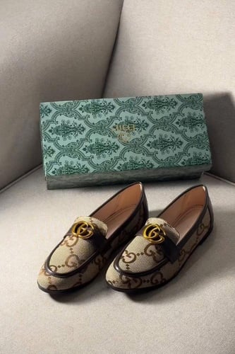 حذاء قوتشي نسائية