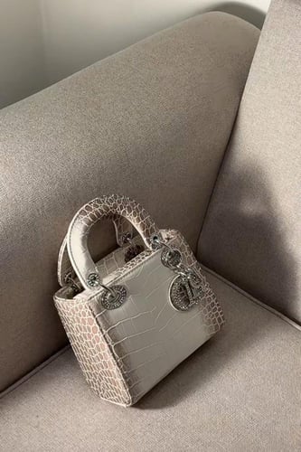 ليدي ديور - M