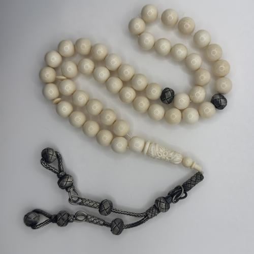 سبحه من عاج الفيل بخرز كروي و شاهد منقوش منظومه بط...