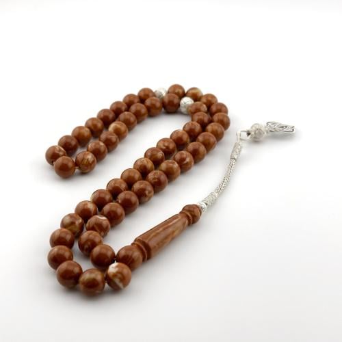 سبحه من البكلايت باللون البني بتعريقه بيضاء بتفاسي...