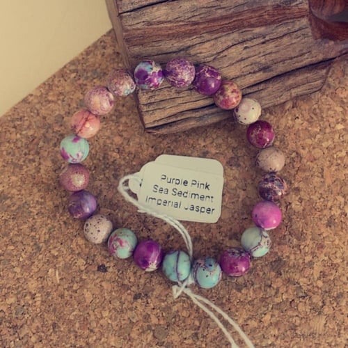 اسوارة حجر الجاسبر وردي وبنفسجي