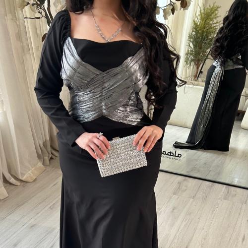 فستان اسود مع ذيل فضي