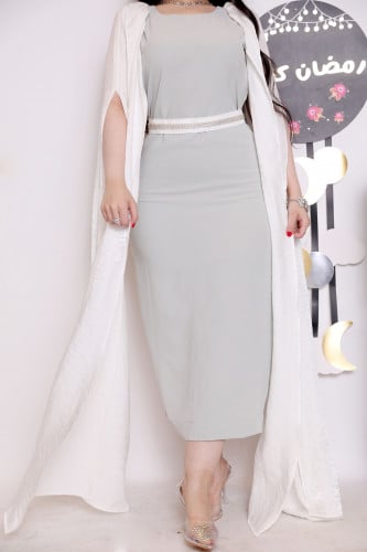 فستان باكمام بيضاء