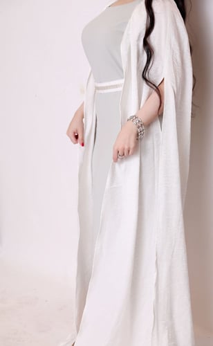 فستان باكمام بيضاء