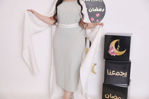 فستان باكمام بيضاء