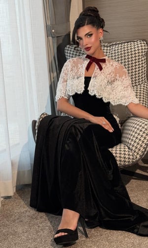 فستان مخمل اسود وكيب دانتيل مطرز