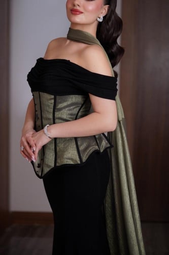 فستان اسود مع كورسيه زيتوني مطرز