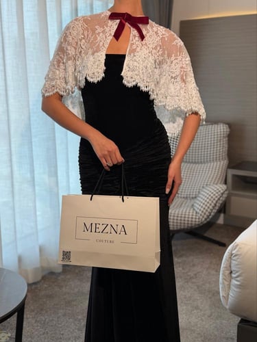 فستان مخمل اسود وكيب دانتيل مطرز