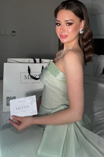 فستان فستقي ضيق وتطريز عالصدر