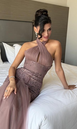 فستان دانتيل قرنفلي مع شك