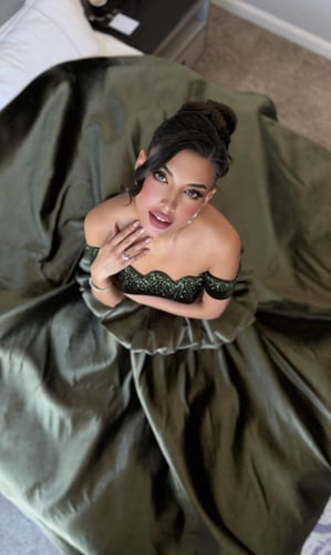 فستان مخمل زيتوني مع شك عالصدر