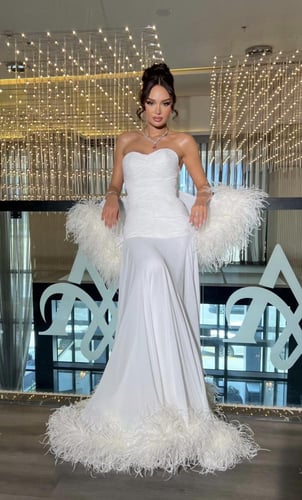 فستان اوف وايت كلوش مع ريش