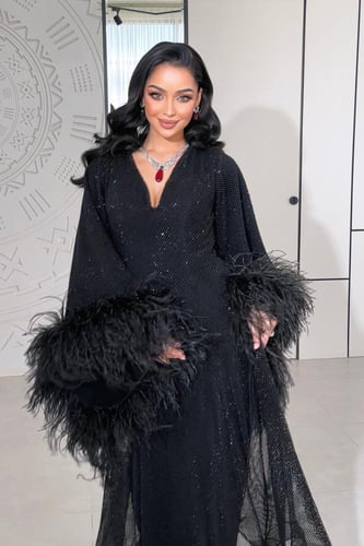 فستان اسود مع ريش