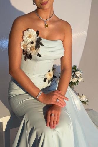 فستان تيفاني مع ورد اوف وايت