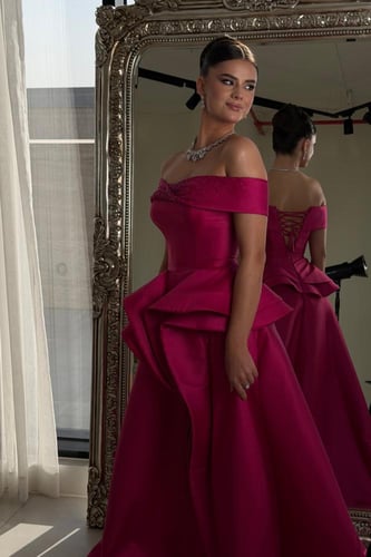 فستان فوشي ملكه مع شك