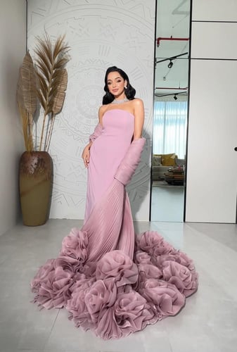 فستان وردي مع شال مكسر وورد