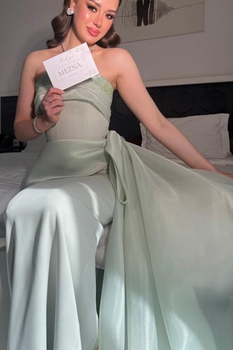 فستان فستقي ضيق وتطريز عالصدر