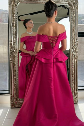 فستان فوشي ملكه مع شك