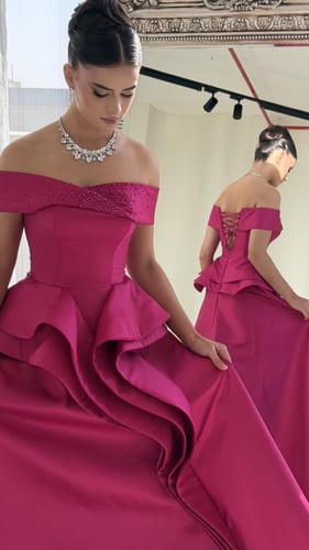 فستان فوشي ملكه مع شك