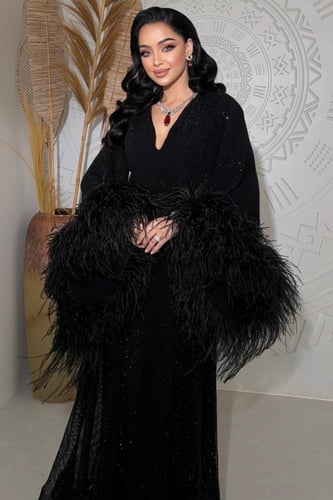 فستان اسود مع ريش