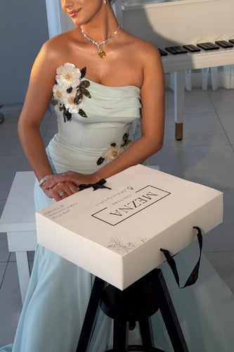 فستان تيفاني مع ورد اوف وايت