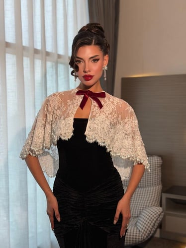 فستان مخمل اسود وكيب دانتيل مطرز