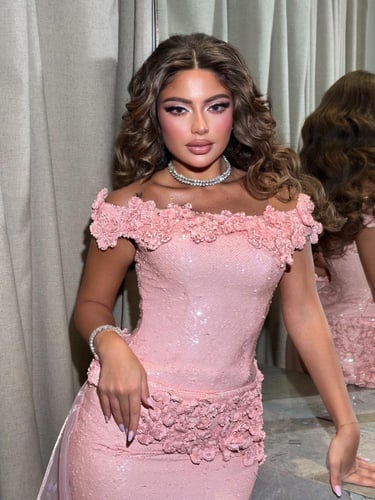 فستان ملكة انثوي مع ورد